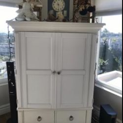 multi purpose decorative cabinet  that accommodates TV, Stereo System, 