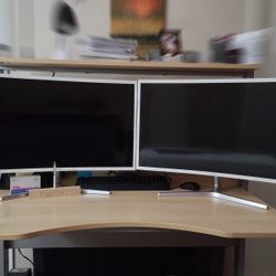 Samsung 32" Curve Monitors