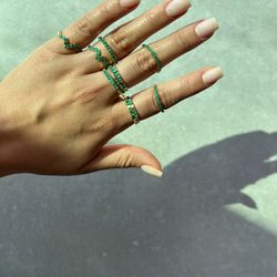 18k gold rings with Colombian emerald. Sizes from 5 to 7. Immediate delivery.