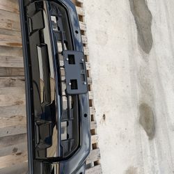 🚘 Front Bumper 2023–2026 Chevrolet Silverado 2500 / 3500 🚘  ✅ OEM – Original ✅ Gloss Black ✅ Perfect condition ✅ Ready to install  💲 $699  🛻 Picku