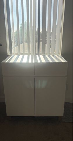 Enclosed kitty litter cabinet