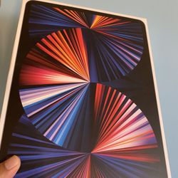 128GB Apple IPad Pro 12.9” 5th Generation (Latest 2021 Model / M1 chip ) WiFi + cellular (5G) with Accessories (Like new condition)