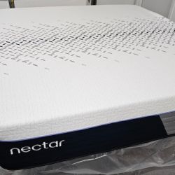 LIKE NEW! Nectar Luxe Hybrid King Mattress - Delivery Available