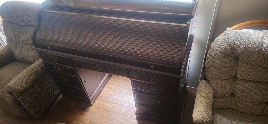 Roll Top Desk.