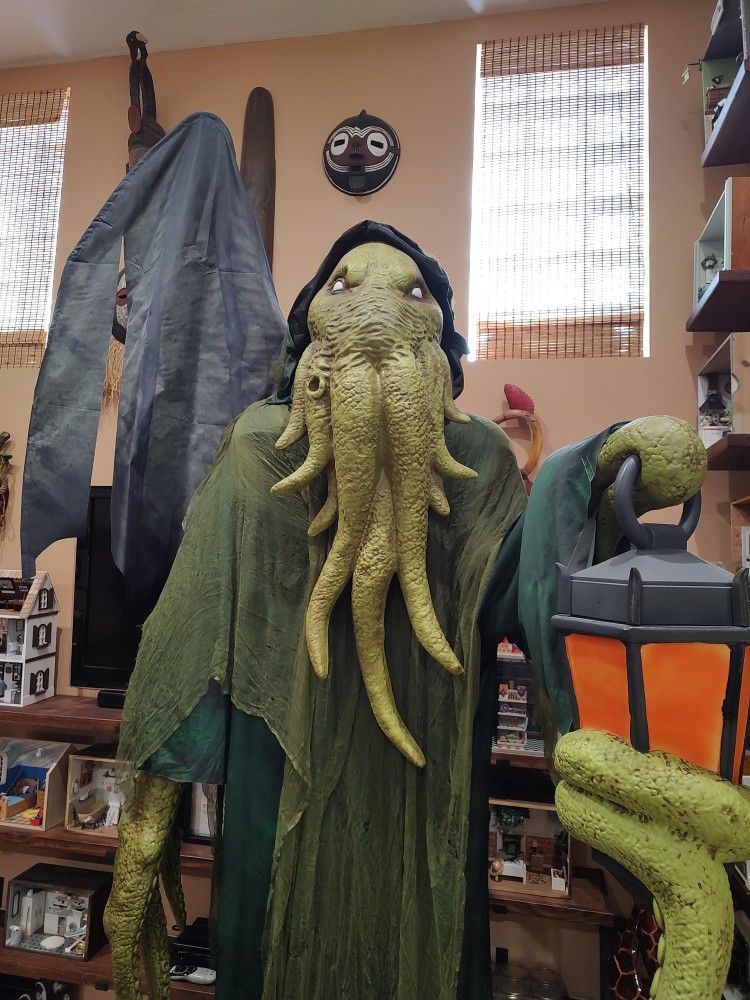 9' ANIMATRONIC CTHULHU* MOVES LANTERN, EYES LIGHT UP AND WINGS MOVE!