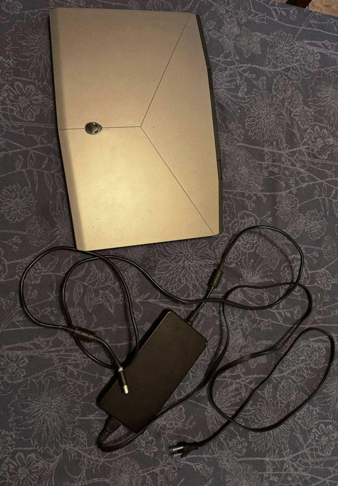   Dell Alienware m17 Laptop 17.3 inch 1920x1080 FHD Core i7 SSD Hard Drive with Ac Power Cord Included