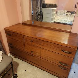 Wood Bed Frame Queen and 2 Drawers 
