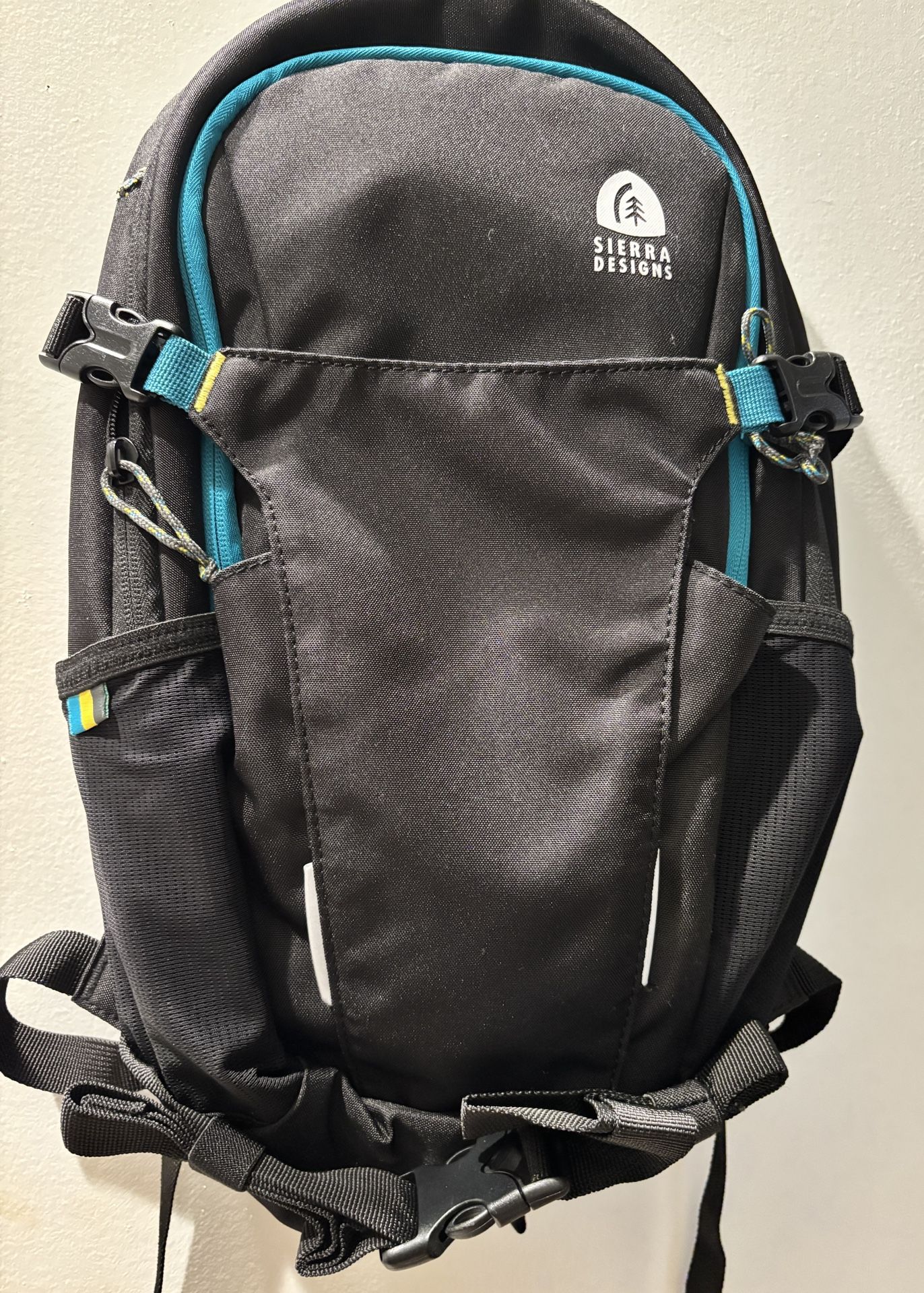 Sierra Designs Bear Peak 13L Hydration Backpack Black