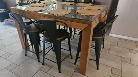 Wooden Dining Table W/Chairs