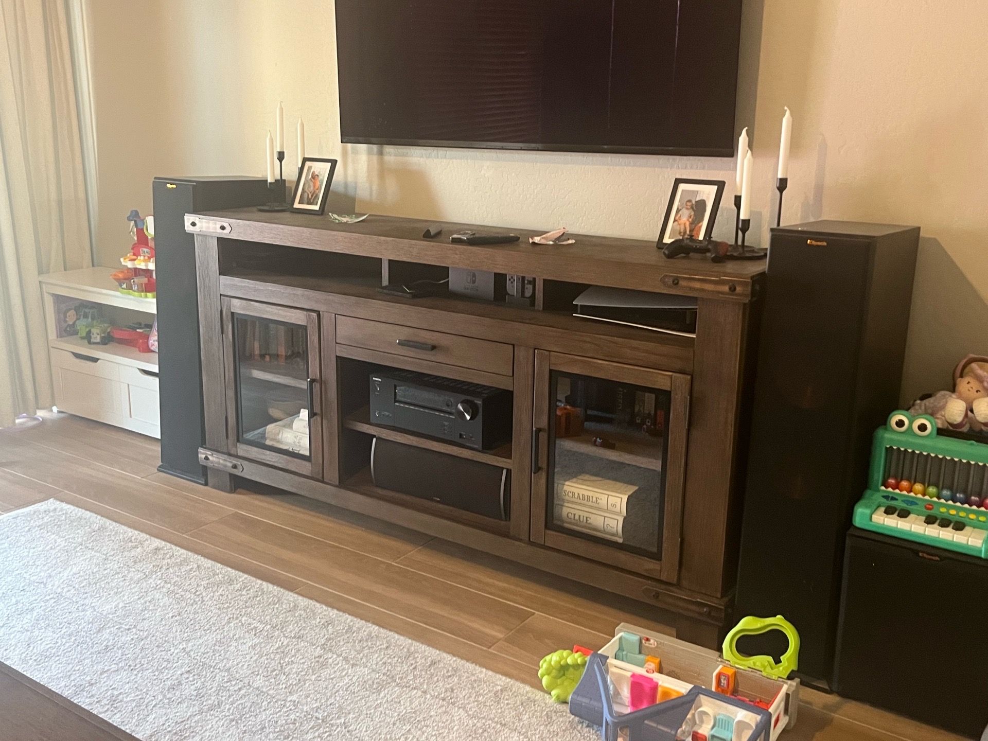 Tv stand/entertainment center