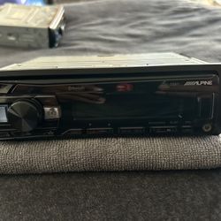 Alpine UTE-73BT Digital media receiver