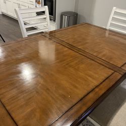 Table With 4 Chairs And Expandable Piece