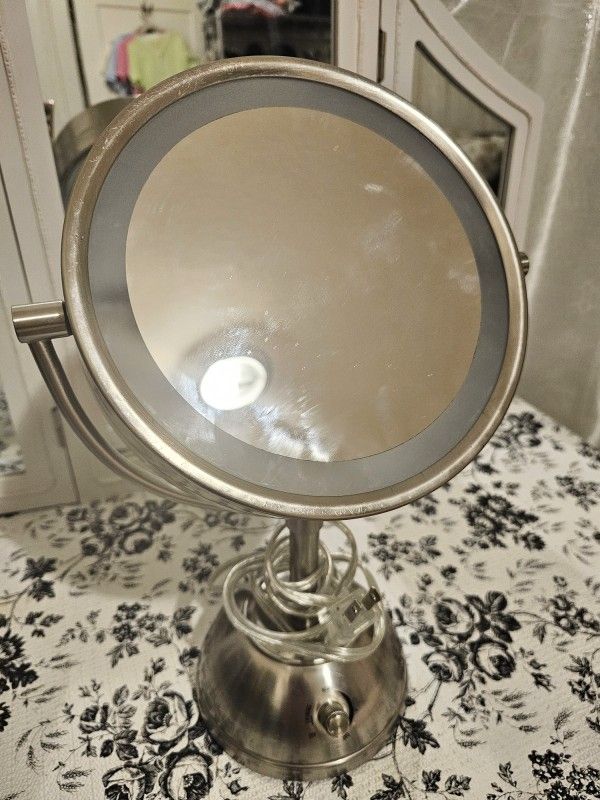 Great condition lighted makeup mirror with 10X magnifying.