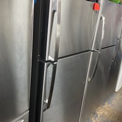 GE 28 In. 16.6 cu. ft. Top freezer refrigerator - Stainless Steel 