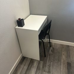 Free Dressed / Desk/ Twin Bed