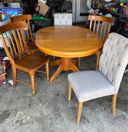 Table with 5 Chairs