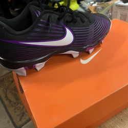 Black /white Hyper Violet. Cleats. 
