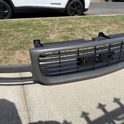 2003-2006 Yukon, Sierra Front grille Brand New 