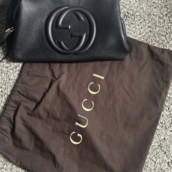 Gucci Soho Medium Shoulder Bag Black caviar leather Gold chain strap
