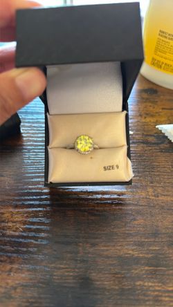 Yellow green lady ring