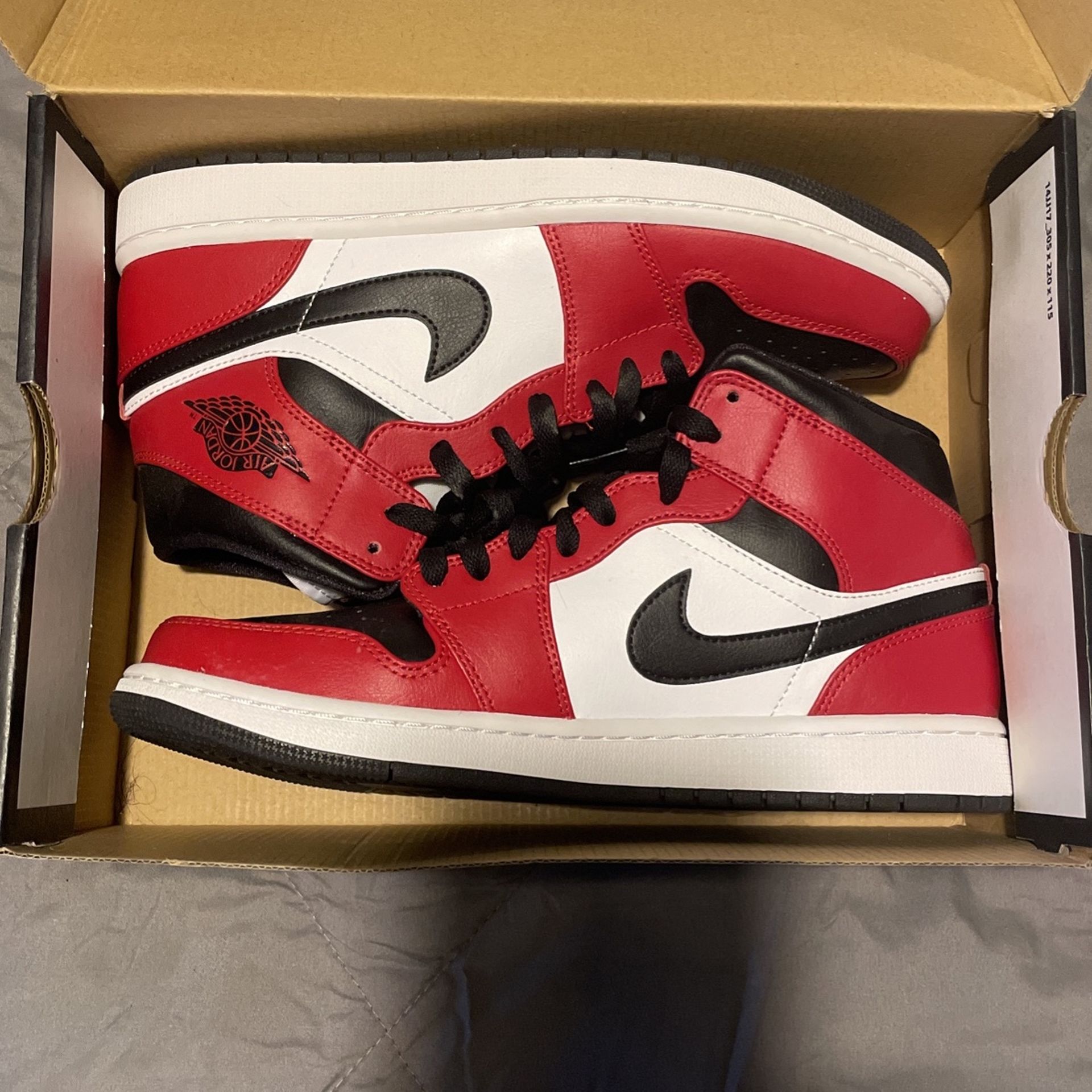 Jordan 1 mid chicago toes