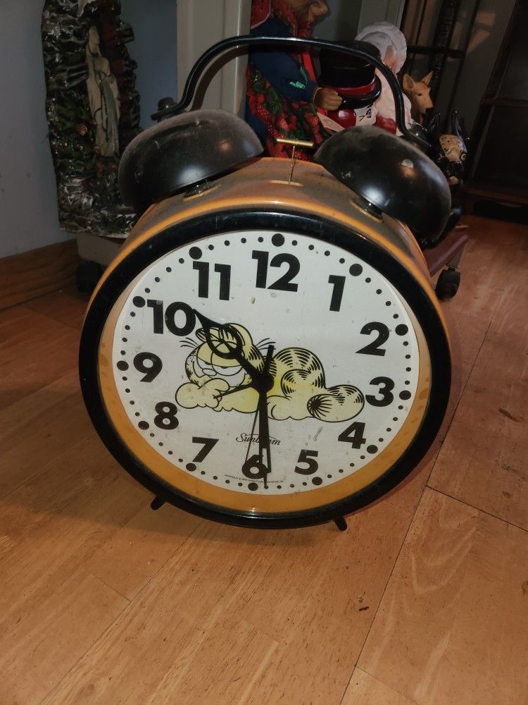 Large Garfield Clock