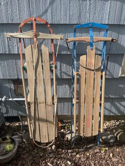 Two vintage sleds radio flyers