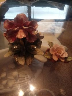 2 ceramic decorative roses