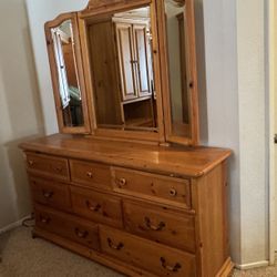 Solid pine Queen Size Bedroom Set