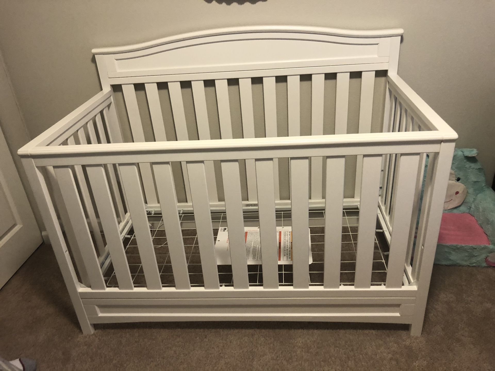 Like New Toddler Crib w/mattress and bed set