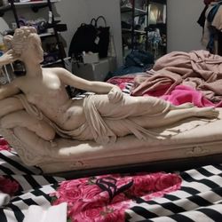 Renaissance Aon King Woman Statue 