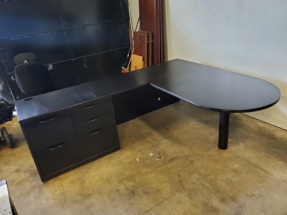 Executive L-shape Office Desk $350 (Good Condition) Right Hand Return