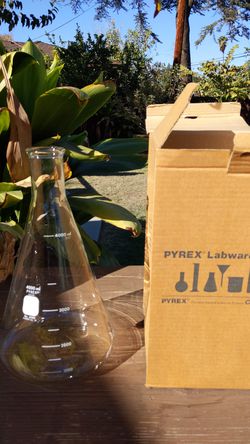 Pyrex cylinder lab ware