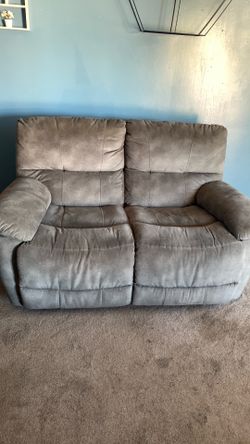 LIVING ROOM SOFA,LOVESEAT,RECLINER COLOR BLUE(NOT DARK BLUE) TAKE ALL 3 $175