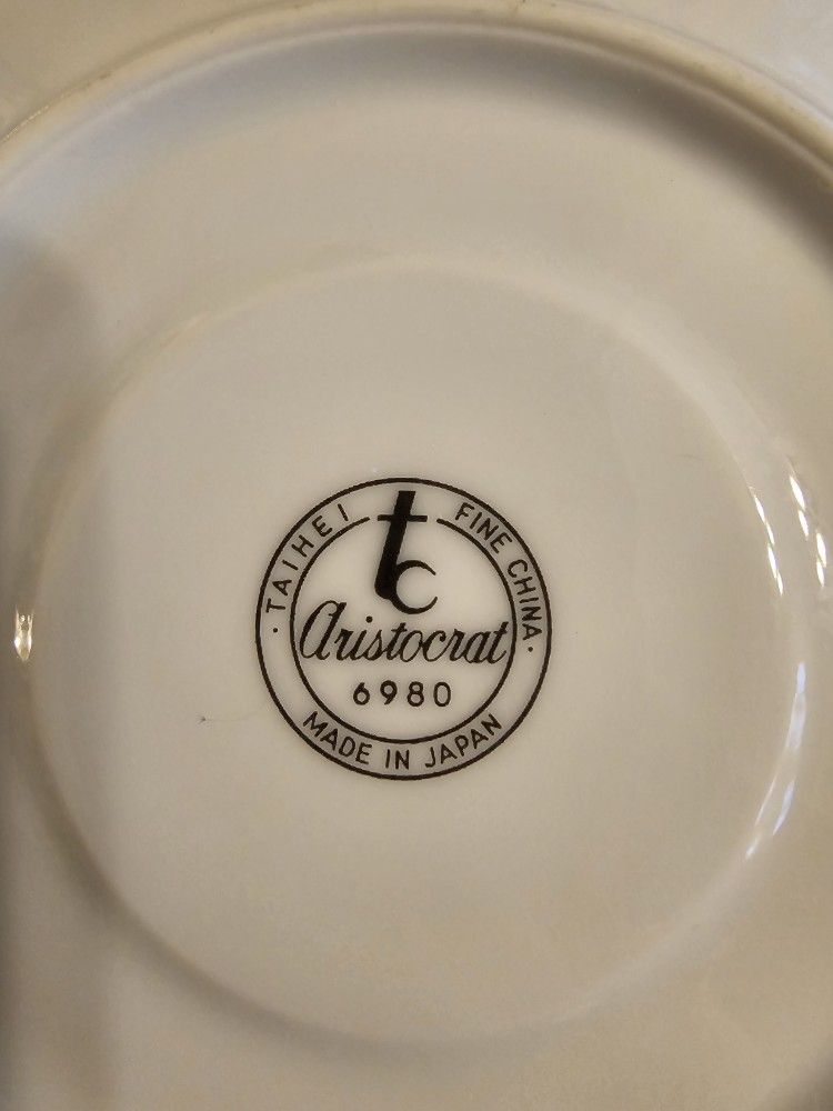 Aristocrat Fine China 8 Serving Set
