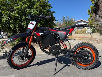 Qronge  Spark X1 Electric Bike is designed for challenging terrain. Its 17"/14" wheel configuration balances stability and agility,and it features a p