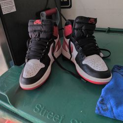 Air Jordan 1 Retro High OG "Track Red"