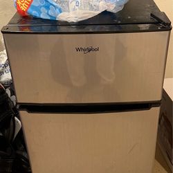 Mini Fridge w/ Freezer