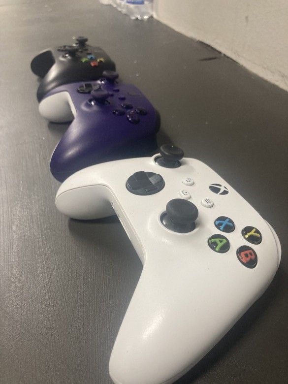 Semi-Broken Xbox Controllers Combo