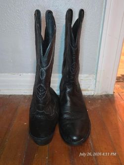 Selling these women boots for my friend lmk
