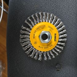 DeWalt Wire Carbon Stringer Wheel 4" High Performance Metal 5/8"-11 DW4925