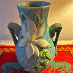 JARRON ANTIGUO DE PORCELANA A RELIEVE 