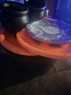 99% New - Halloween Party Plates w/ Mini Cauldrons and Big Cauldron