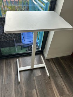 Adjustable standing office desk
