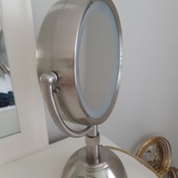 CONAIR 5X MAGNIFIER MIRROR WITH LIGHTS IT WORKS PERFECT 