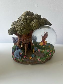 Disney Winnie the Pooh Snow Globe