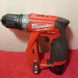 M12 Milwaukee Fuel Drill Con Batería $140