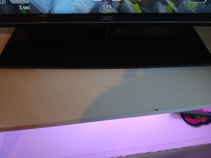 Monitor 32 inch in good condition. Bought at Best Buy for a 120 Had it for 3 weeks 80 seems reasonable.