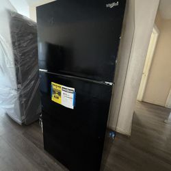 18.2-cu ft Standard-Depth 30-in Wide Top-Freezer Refrigerator ( Black )