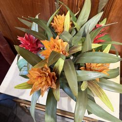 Well-made, artificial plant with plot